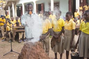 Les élèves de la classe de 4è ont montré une application de leur cours de géologie à travers la simulation d’un volcan avec les différentes phases de l’éruption.