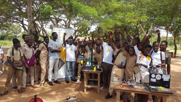 De jeunes élèves de Kouvé après les expériences scientifiques